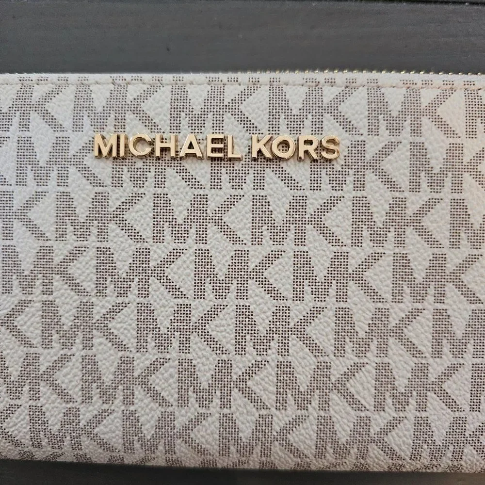Michael Kors Jet Set Travel Vanilla Signature Continental Wallet Size Large